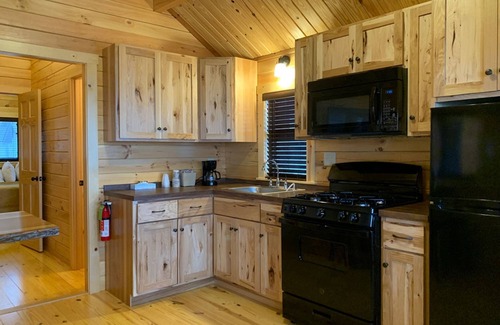 Mackinaw City Cabina | Mighty Mac Bridgeview Cabin 1
