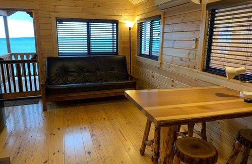 Mackinaw City Cabina | Mighty Mac Bridgeview Cabin 1