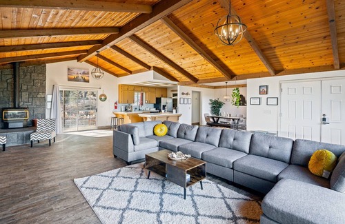 Mariposa Cabina | Mighty Peaks Retreat: Game room, Hot tub and great views near Yosemite