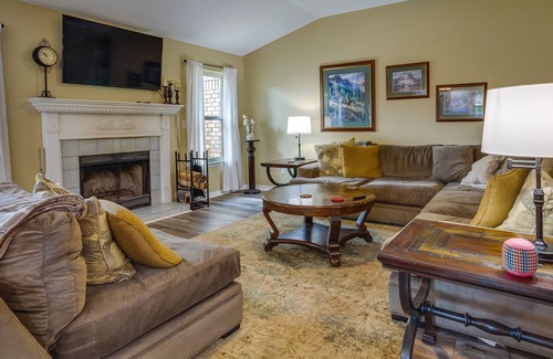 Milton Casa | 'Mike’s Place' Spacious Home, Private Yard & Pool