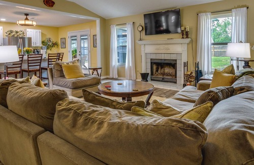 Milton Casa | 'Mike’s Place' Spacious Home, Private Yard & Pool