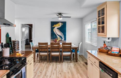 Townsite Casa | Mile to Beach! Private, Family & Pet Friendly Oasis! Pool Table & Hot tub!