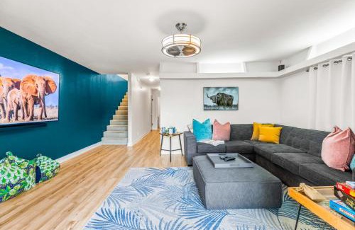 Townsite Casa | Mile to Beach! Private, Family & Pet Friendly Oasis! Pool Table & Hot tub!
