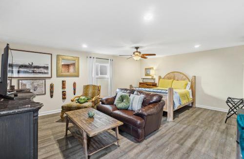 Townsite Apartamento | Mile to Beach! Tiki Master Suite