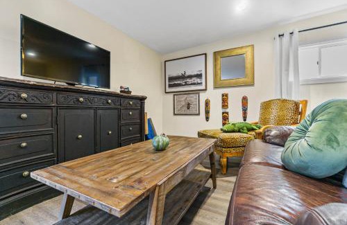 Townsite Apartamento | Mile to Beach! Tiki Master Suite