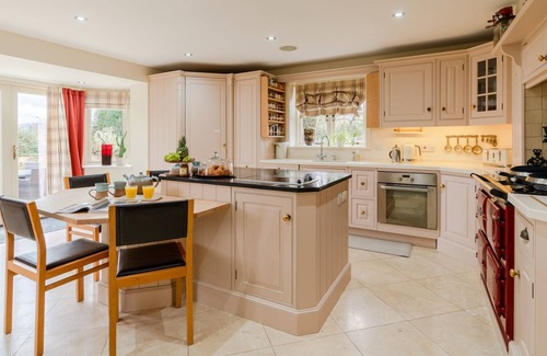 Mangotsfield Cabaña | Milestone - Greet, near Winchcombe