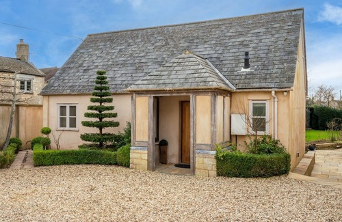 Mangotsfield Cabaña | Milestone - Greet, near Winchcombe