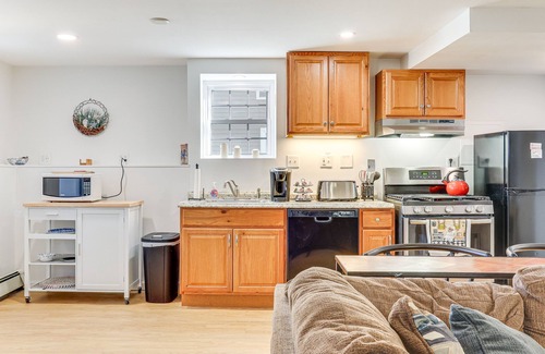 Milford Apartamento | Milford Vacation Rental ~ 1 Block to Beach!