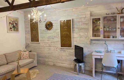 Whitstable Cabaña | Milk Shed - Couples Seaside Retreat Whitstable