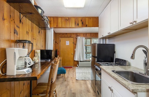 Flat Rock Condominio | Mill House Nest/Lakefront Unit @ Historical Resort/Travel Nurses Welcome/Canoes/Tennis/Pets Ok