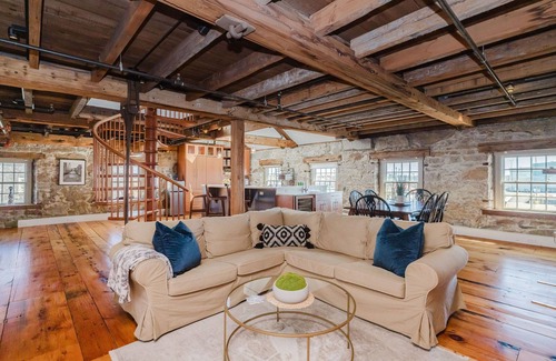 New Bedford Apartamento | Millie's: Luxury 2 Story 2 Bed/2Bath Penthouse in Historic Downtown New Bedford
