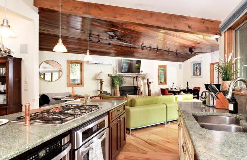 Glenwood Springs Casa | Million Dollar Creekside Treehouse Hottub Rafting Hiking Fishing and Mins to Glenwood and Hotsprings