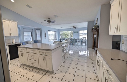 Crystal Shores Casa | Million Dollar House y View on Main River. Tiene 15. Piscina, muelle, kayaks.