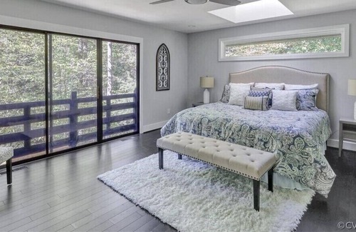 Tuckahoe Casa | Million-dollar home in uscale Mooreland Farms neighborhood