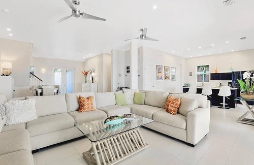 Yacht Club Villa | Million Dollar Riverfront Home en la ubicación exclusiva del Yacht Club