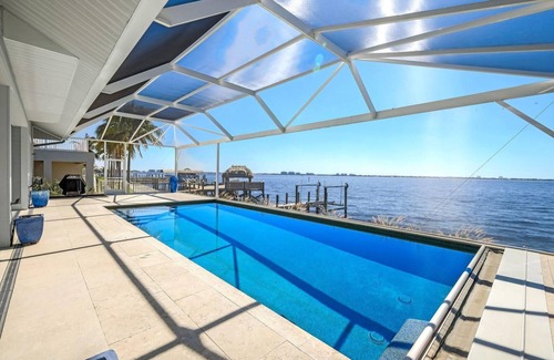 Yacht Club Villa | Million Dollar Riverfront Home en la ubicación exclusiva del Yacht Club