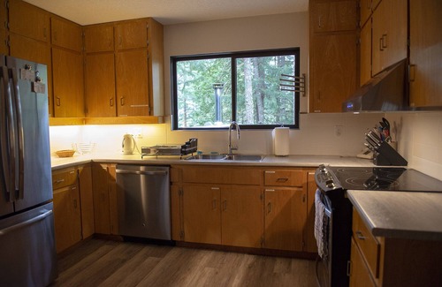 Sproat Lake Casa | Vista de millones de dólares! Claro, limpio lago de garganta. $ 2200. 00 canadienses / semana