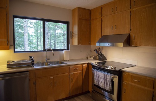 Sproat Lake Casa | Vista de millones de dólares! Claro, limpio lago de garganta. $ 2200. 00 canadienses / semana