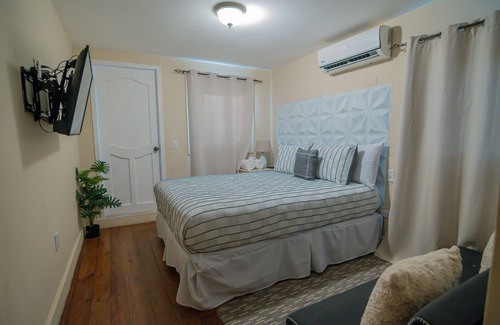 Antoneys Cay Hotel | Cozy 1-bedroom hotel with WiFi, AC in charming Roatan, Balcony Ocean View