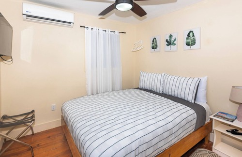 Antoneys Cay Hotel | Cozy 1-bedroom hotel with WiFi, AC in charming Roatan, Balcony Ocean View
