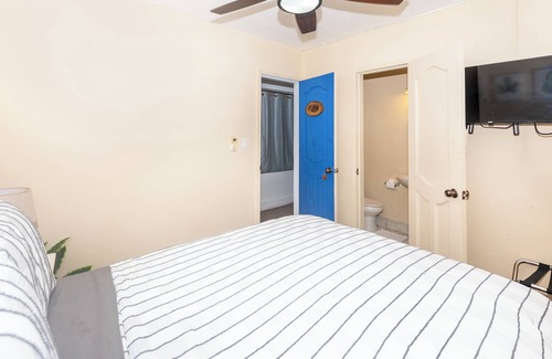 Antoneys Cay Hotel | Cozy 1-bedroom hotel with WiFi, AC in charming Roatan, Balcony Ocean View