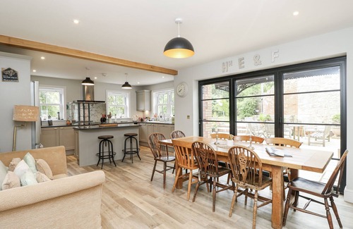 Ventnor Cabaña | MILSTON, pet friendly, character holiday cottage in Chale