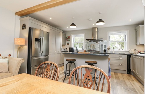 Ventnor Cabaña | MILSTON, pet friendly, character holiday cottage in Chale