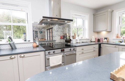 Ventnor Cabaña | MILSTON, pet friendly, character holiday cottage in Chale