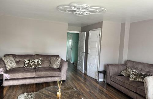 Milton Keynes Casa | Milton Keynes Retreat - 4 Bedroom Luxury House