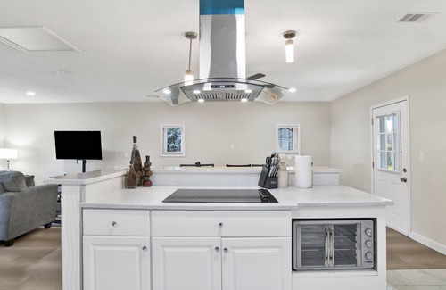 Warrington Casa | Milton Road Retreat~ Downtown~ Beaches