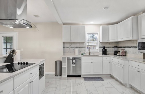 Warrington Casa | Milton Road Retreat~ Downtown~ Beaches
