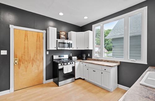 Bay View Casa | Milwaukee Bayview Getaway with Private Hot Tub