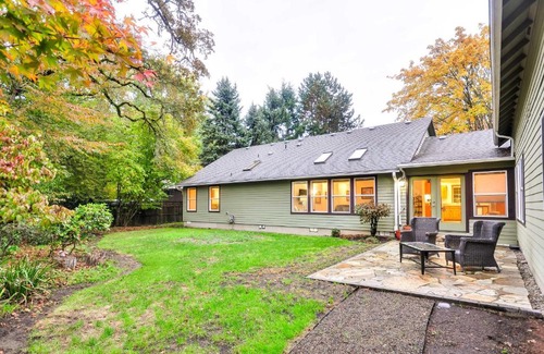 Oak Grove Casa | Milwaukie Home with Covered Porch Dogs Welcome!