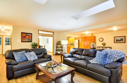 Oak Grove Casa | Milwaukie Home with Covered Porch Dogs Welcome!