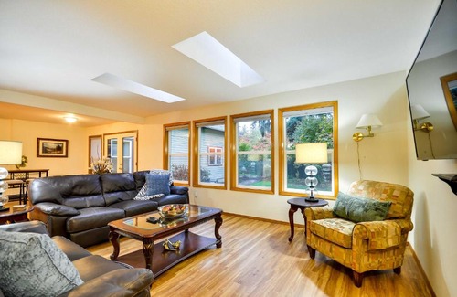 Oak Grove Casa | Milwaukie Home with Covered Porch Dogs Welcome!