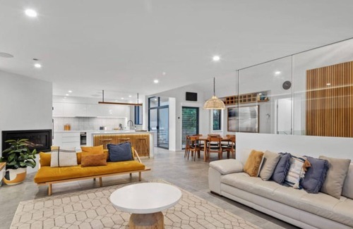 Hyams Beach Casa | Mimosa House - 250m to Chinamans Beach in Jervis Bay!
