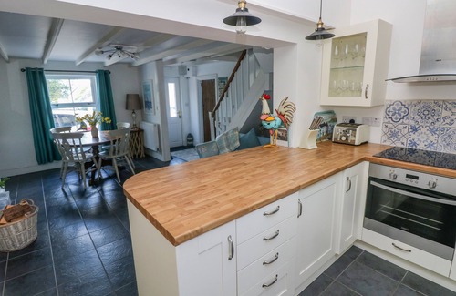 Goodwick Cabaña | MIN Y FFORDD, pet friendly, character holiday cottage in Mathry