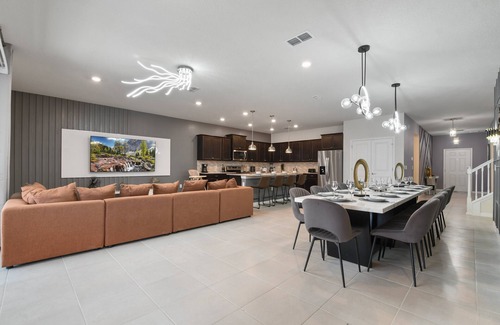 Wellington Casa | Star Wars Loft, Pool & Alice’s Wonderland Room