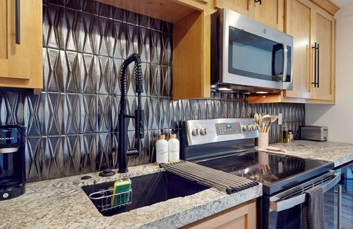 Nevada City Apartamento | Miner’s Studio - Striking industrial modern