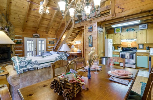 Williamstown Cabina | Mineral Bluff Hideaway w/ Hot Tub, Grill, Fire Pit