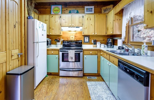 Williamstown Cabina | Mineral Bluff Hideaway w/ Hot Tub, Grill, Fire Pit