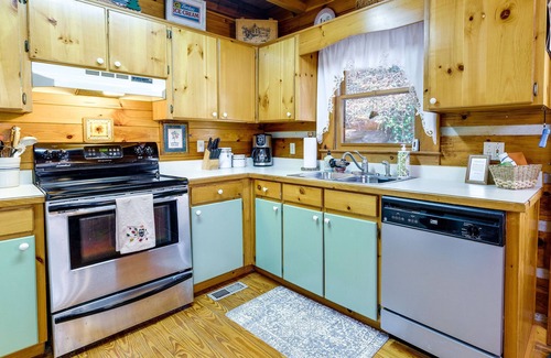 Williamstown Cabina | Mineral Bluff Hideaway w/ Hot Tub, Grill, Fire Pit