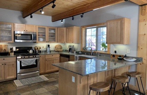 Serene Lakes Casa | Minglewood: Old Tahoe Vibe with Hot Tub- 4bed/3bath
