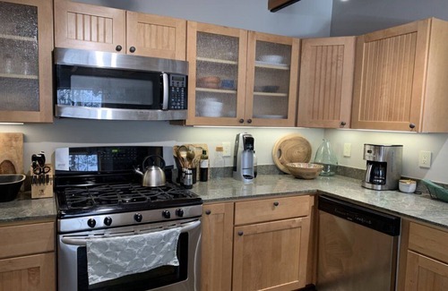 Serene Lakes Casa | Minglewood: Old Tahoe Vibe with Hot Tub- 4bed/3bath