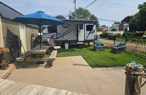 Dover Casa | Mini Aruba Glamper in Dover with WiFi, AC and guest access to backyard oasis
