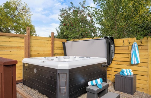 Arvada Plaza Area Casa | Mini Golf Fire Pit Hot Tub, Game House for 14