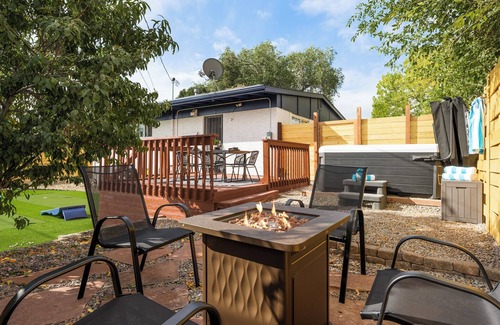 Arvada Plaza Area Casa | Mini Golf Fire Pit Hot Tub, Game House for 14