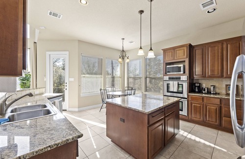 Travis Landing Casa | Mini Mansion ~ 3 Kings ~ Games + Movie Theater ~ 65” TV ~ Marina 7 mins