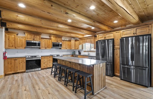 Garden City Cabina | Mini-Papa Bear Lodge (sleeps 22)
