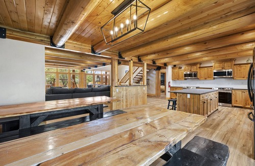 Garden City Cabina | Mini-Papa Bear Lodge (sleeps 22)